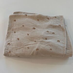 Mushie crib Beige Muslin Sheet with Tiny Rainbow Print - Soft Neutral Bedding